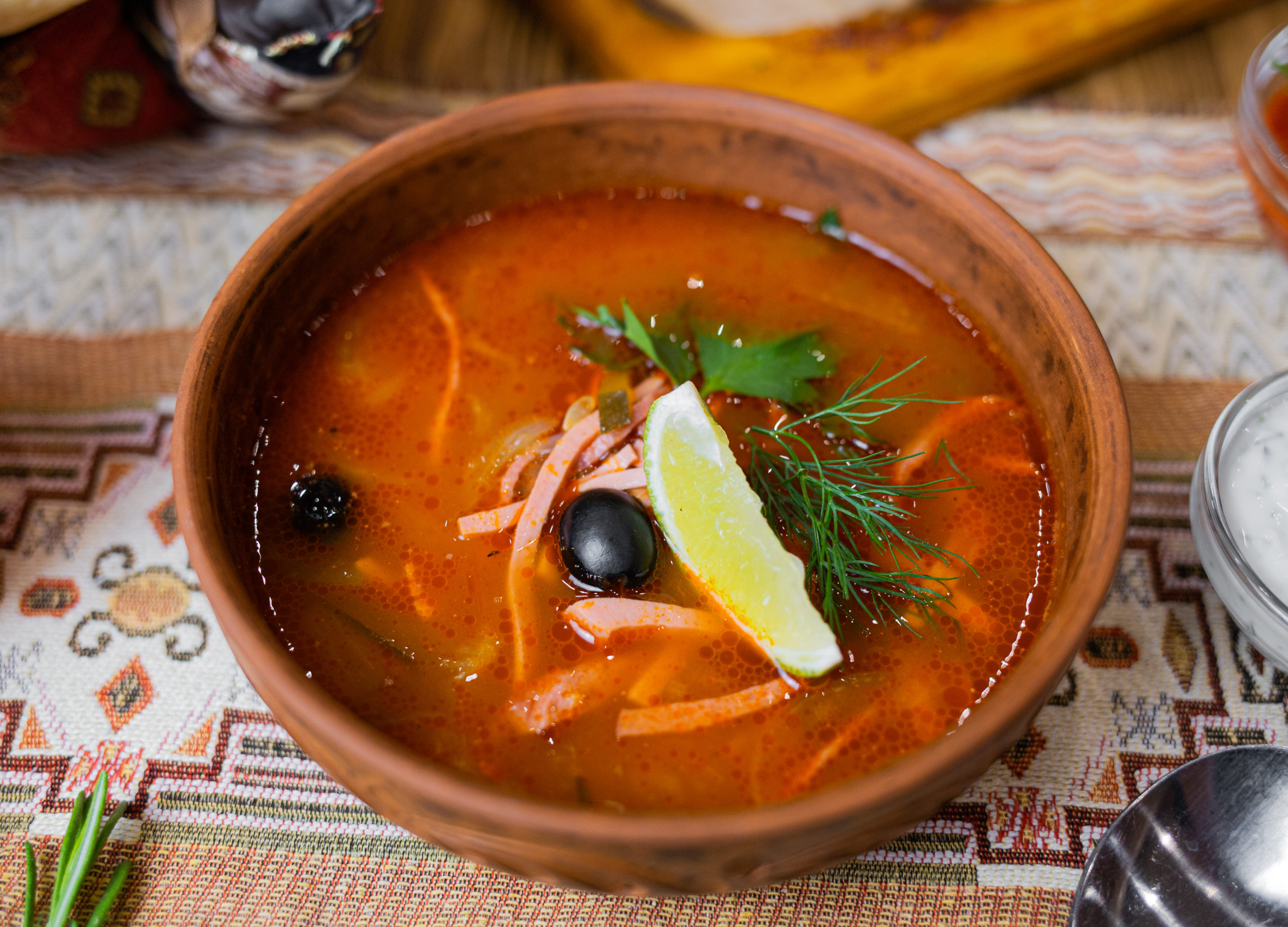 Суп солянка с колбасой и оливками лимоном. Солянка сборная мясная. Солянка по восточному. Харчо из говядины. Солянка по восточному реклама.